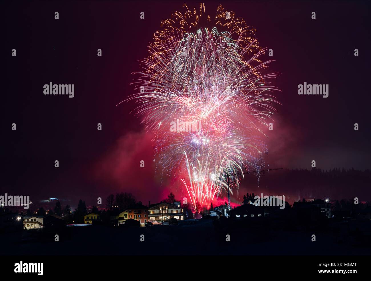 Spectacle de festival de feux d'artifice fiocchi di luce à asiago Banque D'Images