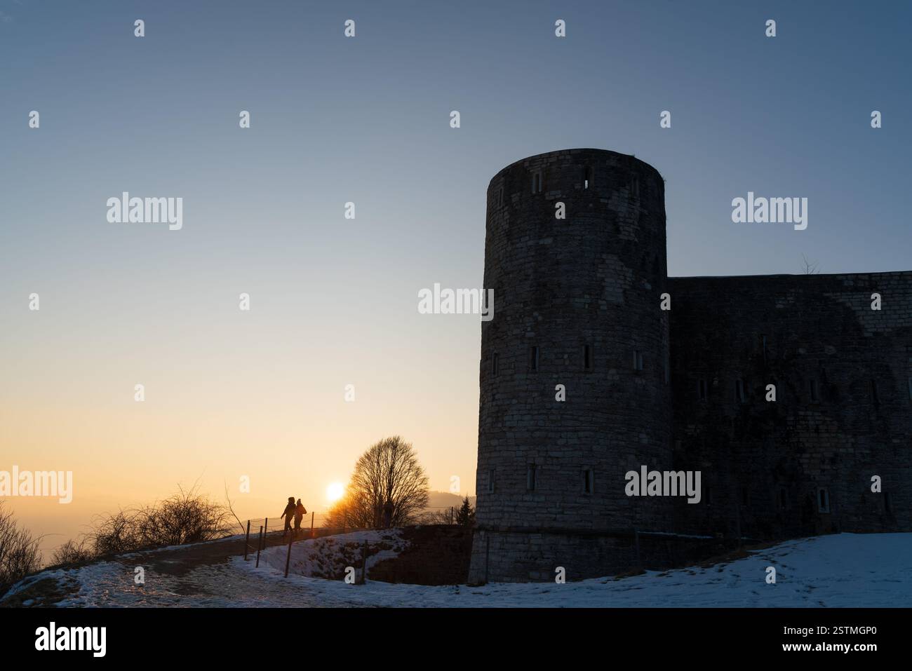 Forte interrotto à altopiano di asiago au coucher du soleil pendant la saison hivernale Banque D'Images
