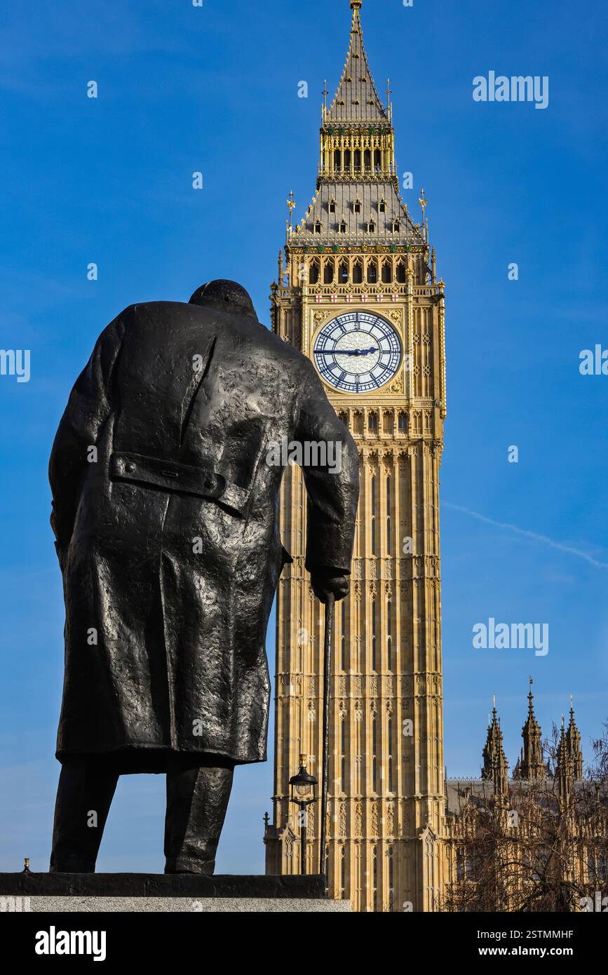 Big Ben, la tour de l'horloge Elizabeth Tower des chambres du Parlement avec la statue de Winston Churchill, Westminster, Londres, Royaume-Uni Banque D'Images