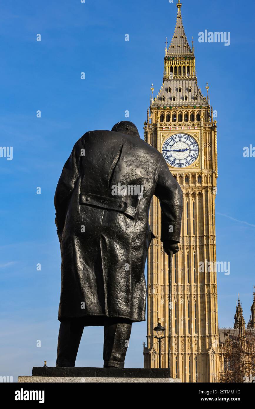Big Ben, la tour de l'horloge Elizabeth Tower des chambres du Parlement avec la statue de Winston Churchill, Westminster, Londres, Royaume-Uni Banque D'Images