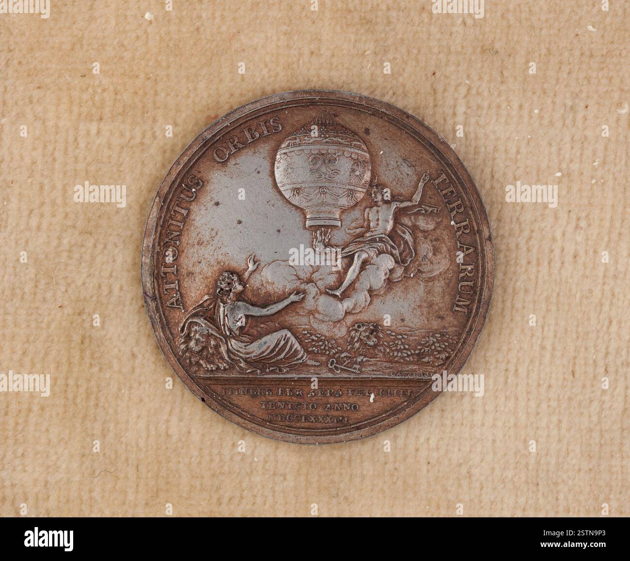 Cette médaille post-1783 de Gatteaux représente la ville de Paris assise à côté d'un lion couché, regardant une montgolfière prendre son envol, avec une figure allégorique tenant une torche en dessous. Numismatique. Banque D'Images