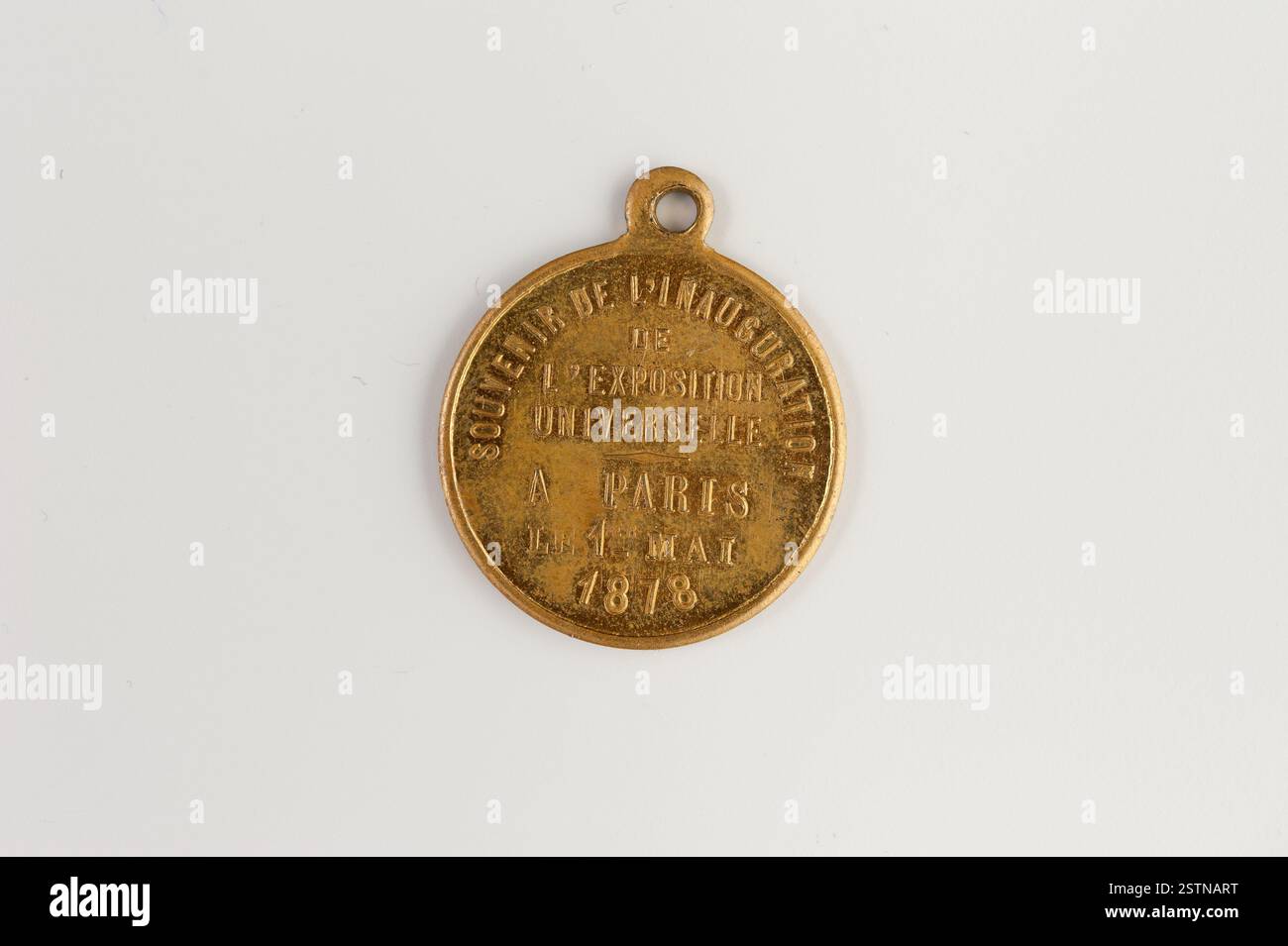 Cette médaille de 1878 de Jacques-Edouard Gatteaux met en valeur le Palais du Trocadéro, avec au revers une inscription de six lignes, une pièce commémorative historique reflétant les monuments parisiens et la fierté nationale. Banque D'Images