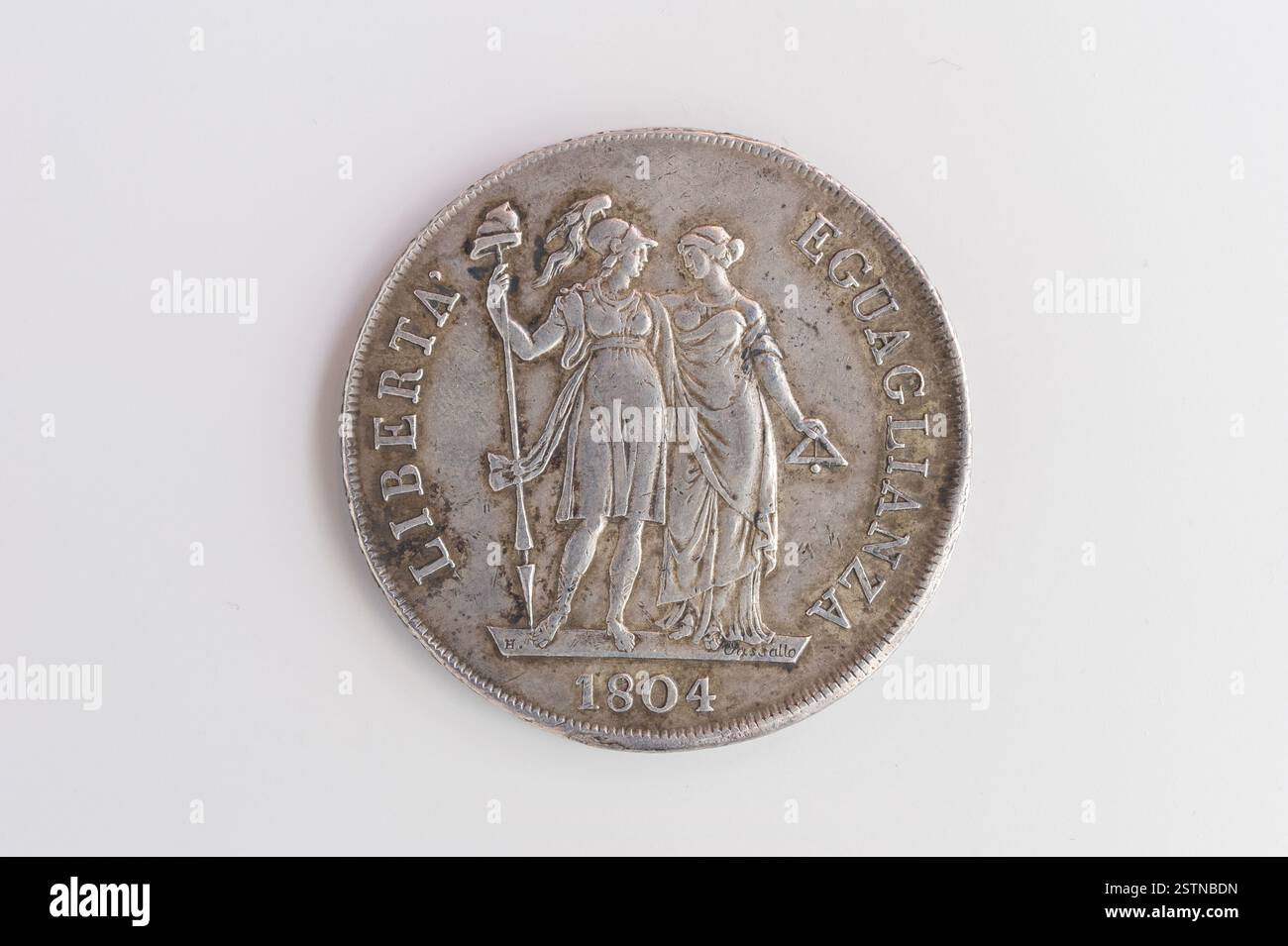 Une pièce de monnaie de 1804 représentant les figures allégoriques de la liberté et de l'égalité, avec les armes de Gênes sur le revers entouré de branches d'oliviers et de palmiers. Cette pièce numismatique représente la monnaie française du début du XIXe siècle. Banque D'Images
