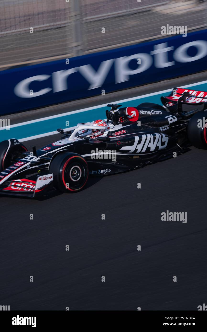 F1 Etihad Airways Abu Dhabi Grand prix 2024 - Kevin Magnussen du Danemark au volant de l'écurie MoneyGram Haas F1 Team pendant les essais Banque D'Images