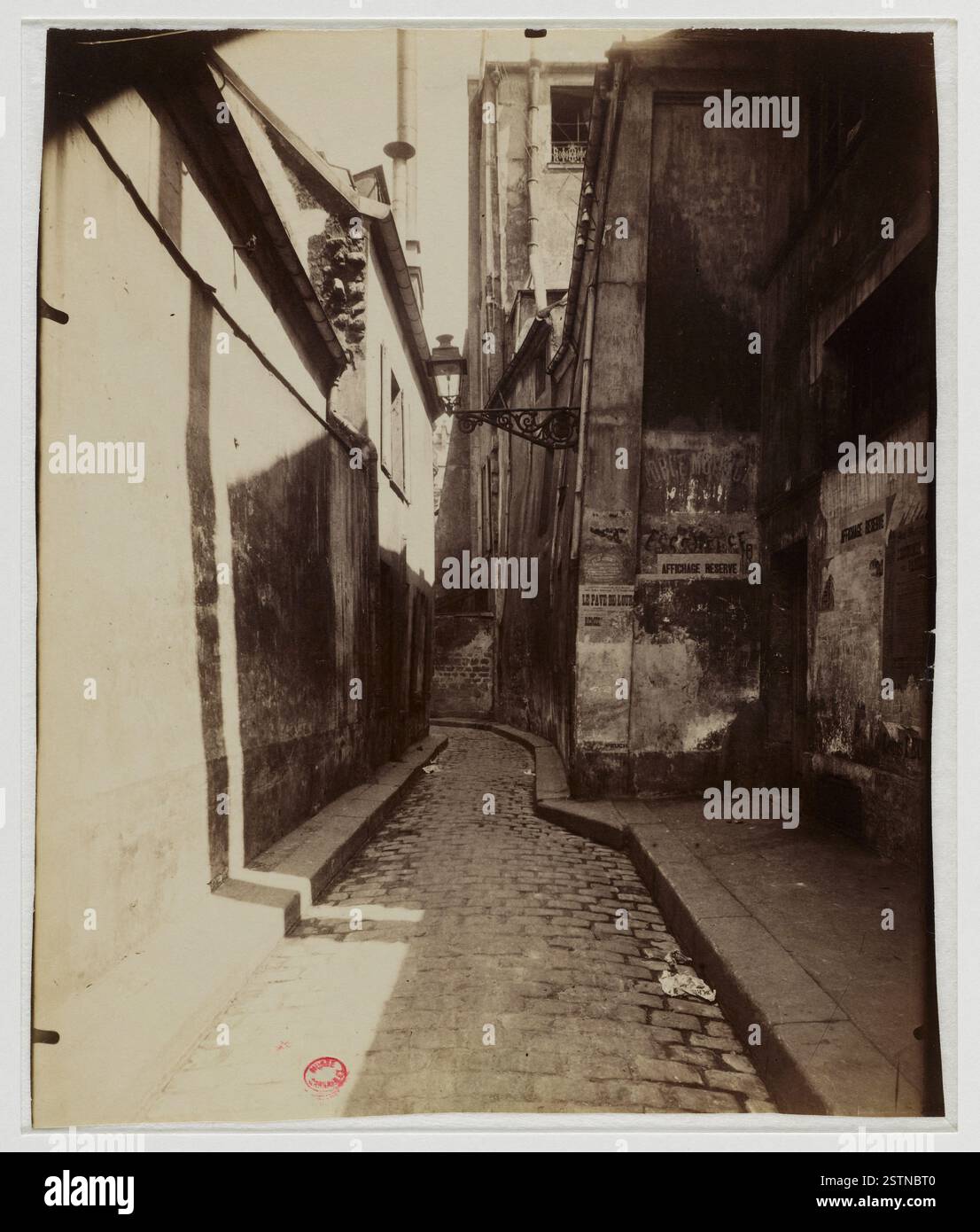 Une photographie de la série « coins du vieux Paris » d'Eugène Atget, capturant les coins de rues parisiennes historiques et les détails architecturaux. Banque D'Images