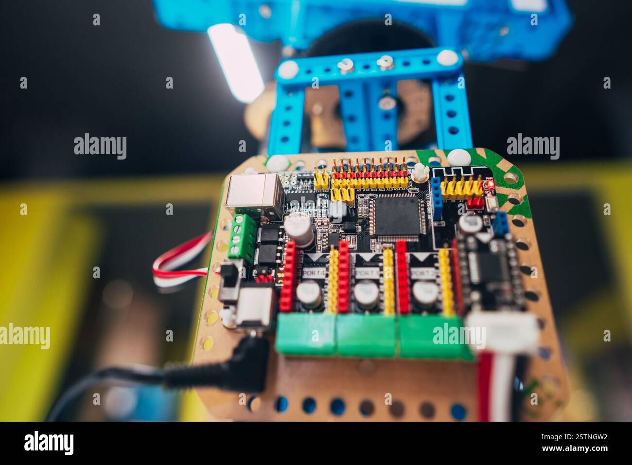 Platine électronique avec microprocesseur et fils Banque D'Images
