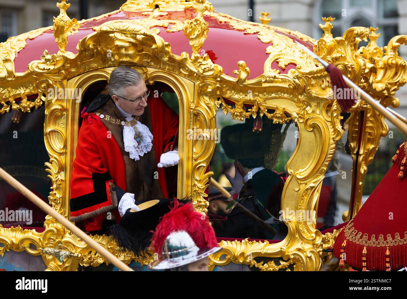 Alastair King, le 696e lord maire de Londres, fait signe de la vague alors que les participants prennent part à la procession du spectacle annuel du lord maire à Londres. Banque D'Images