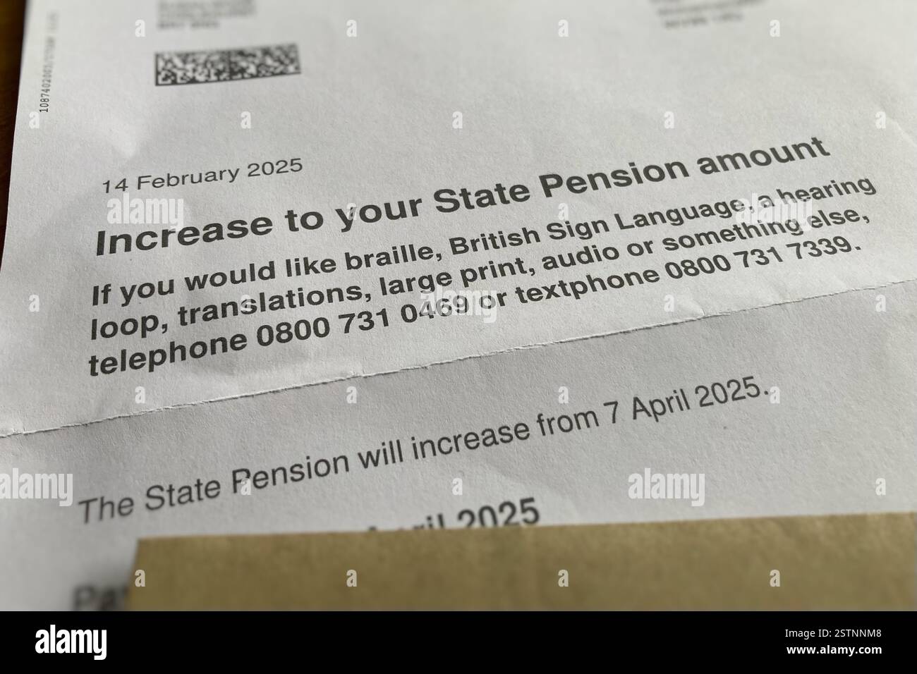 Ministère des travaux publics et des pensions notification de l'augmentation de la pension d'État individuelle à partir du 7 avril 2025. Royaume-Uni. - Image de stock capturée avec un smartphone