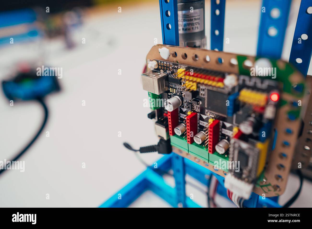 Platine électronique avec microprocesseur et fils Banque D'Images