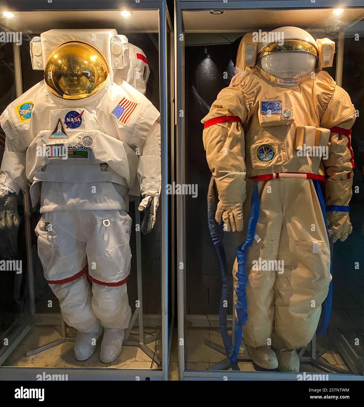 Deux combinaisons spatiales : l'unité de mobilité extravéhiculaire de la NASA (EMU) et la combinaison spatiale russe Orlan - Image de stock capturée avec un smartphone