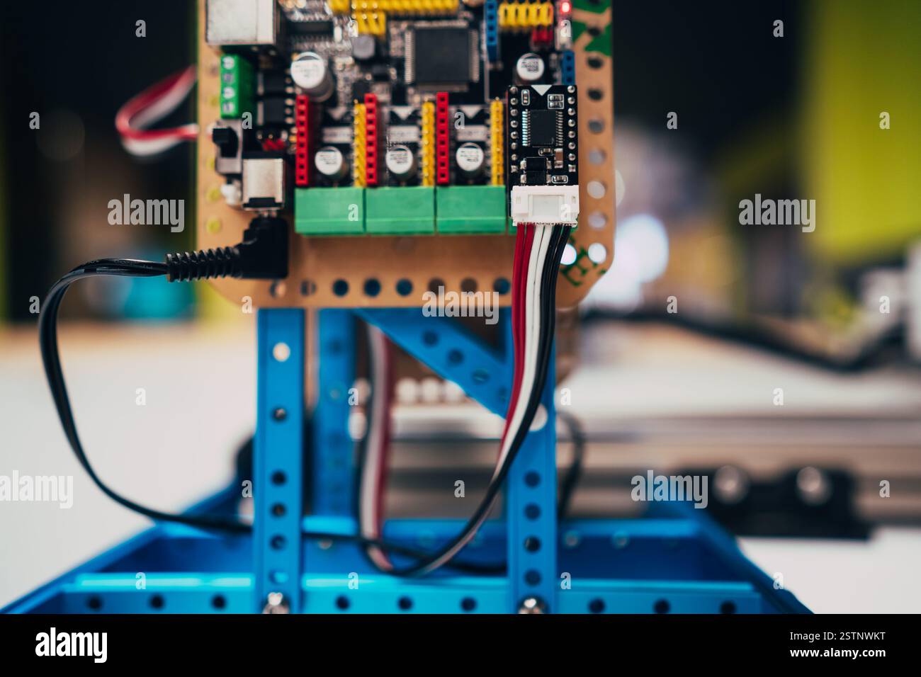 Platine électronique avec microprocesseur et fils Banque D'Images