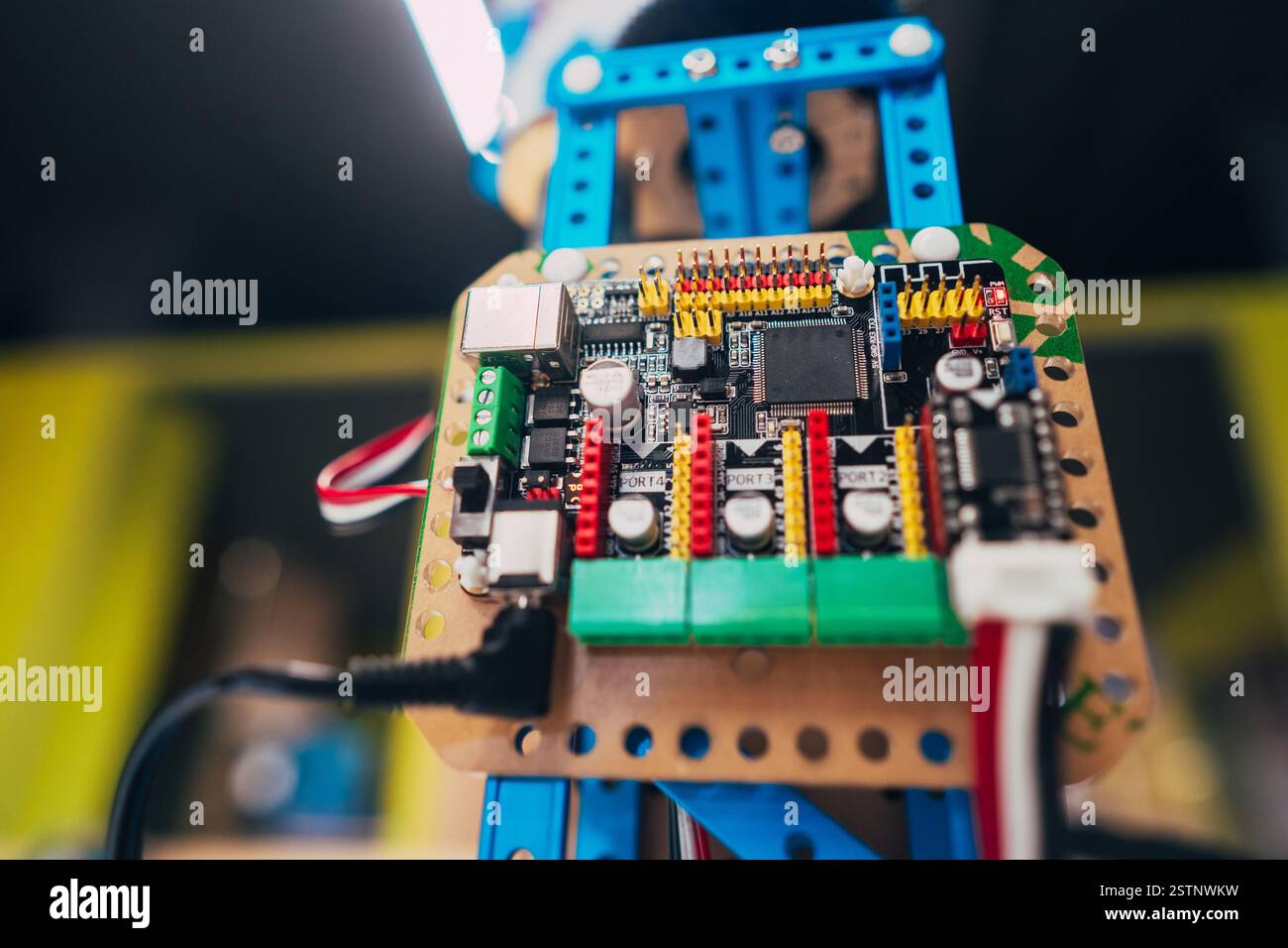 Platine électronique avec microprocesseur et fils Banque D'Images