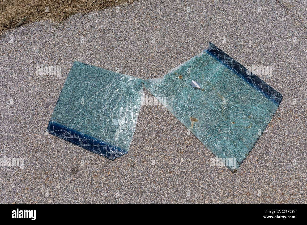 Deux vitres de voiture cassées Banque D'Images