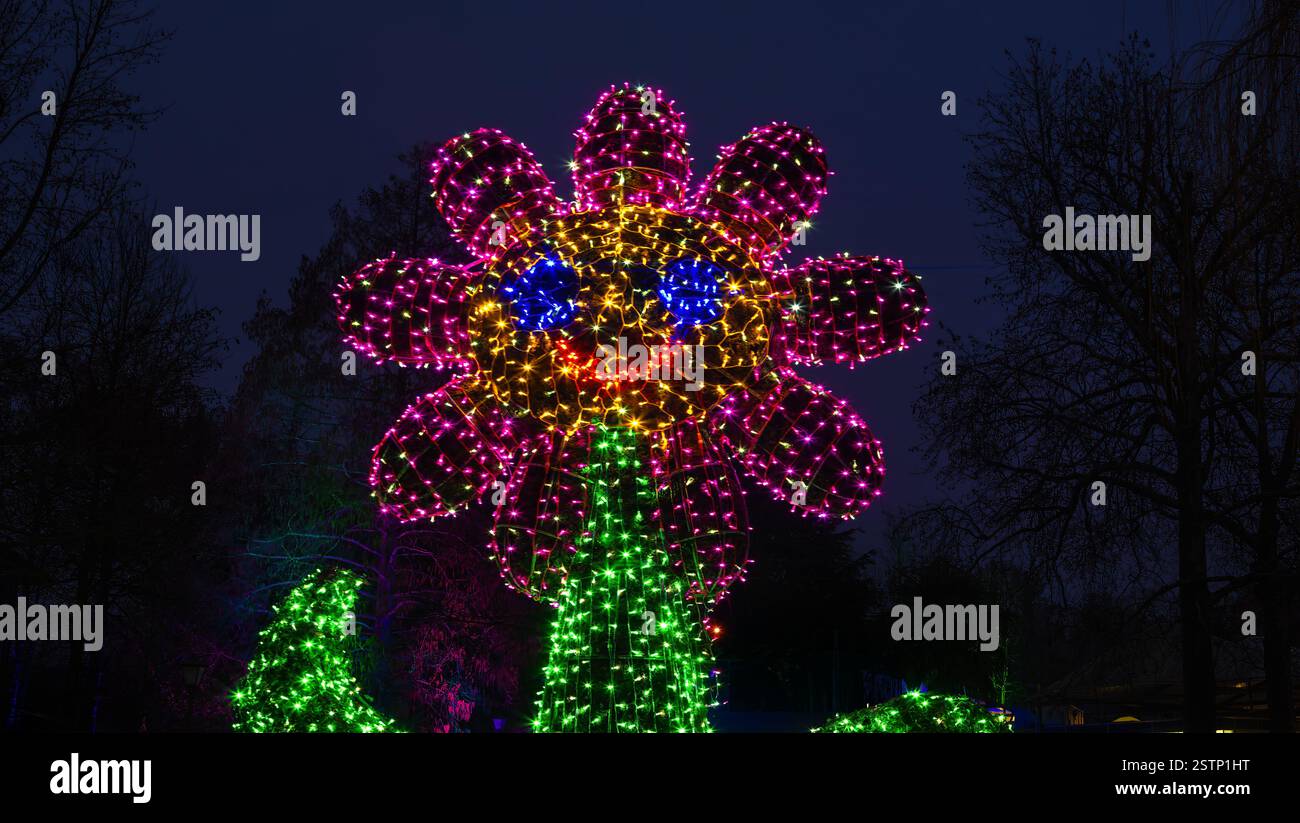 Mainau, Allemagne - 27 décembre 2023 : un jardin de Noël - événement de Noël avec de belles créations lumineuses et illuminations sur l'île de Mainau Banque D'Images Mainau, Allemagne - 27 décembre 2023 : un jardin de Noël - événement de Noël avec de belles créations lumineuses et illuminations sur l'île de Mainau Banque D'Images