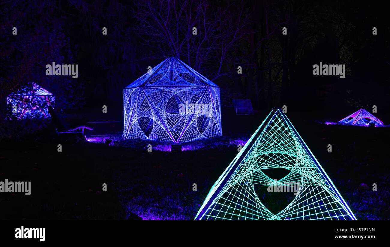 Mainau, Allemagne - 27 décembre 2023 : un jardin de Noël - événement de Noël avec de belles créations lumineuses et illuminations sur l'île de Mainau Banque D'Images Mainau, Allemagne - 27 décembre 2023 : un jardin de Noël - événement de Noël avec de belles créations lumineuses et illuminations sur l'île de Mainau Banque D'Images