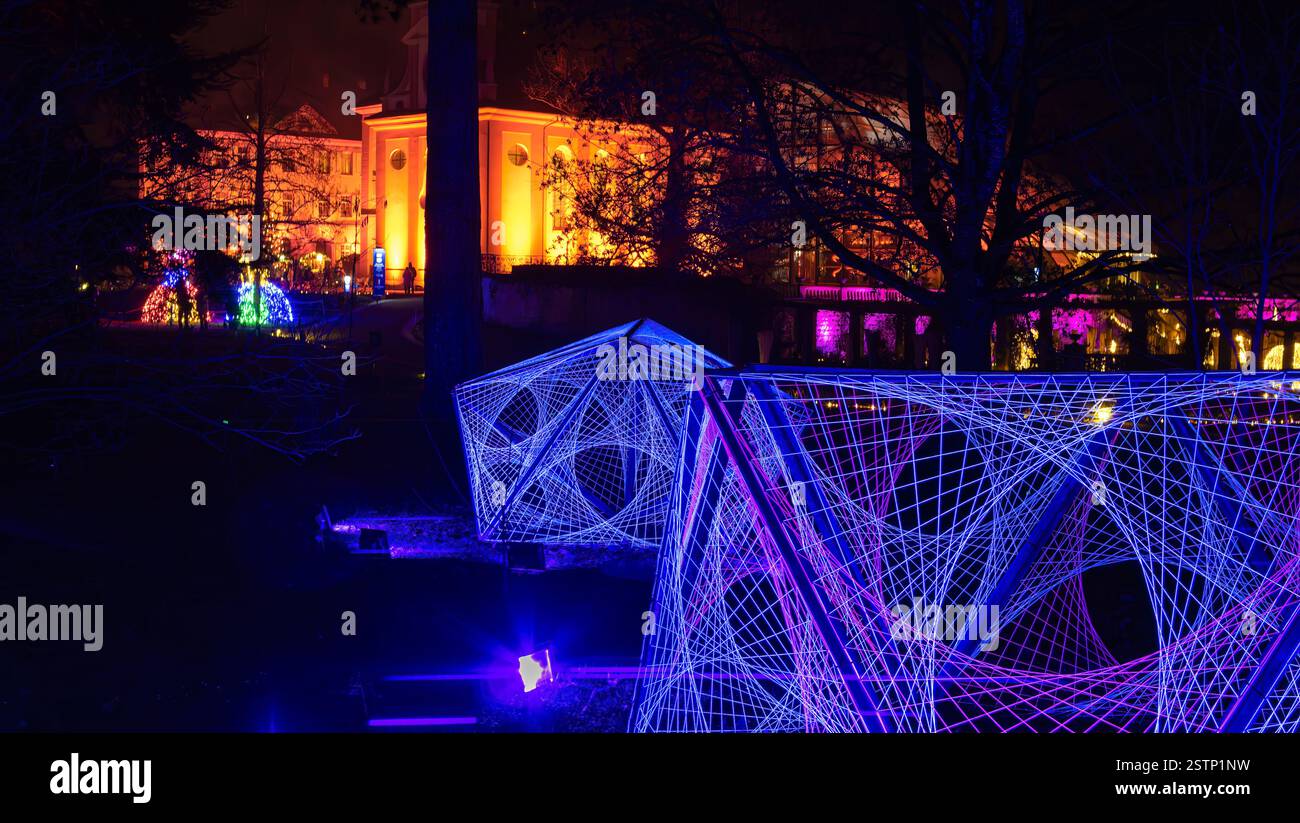 Mainau, Allemagne - 27 décembre 2023 : un jardin de Noël - événement de Noël avec de belles créations lumineuses et illuminations sur l'île de Mainau Banque D'Images Mainau, Allemagne - 27 décembre 2023 : un jardin de Noël - événement de Noël avec de belles créations lumineuses et illuminations sur l'île de Mainau Banque D'Images