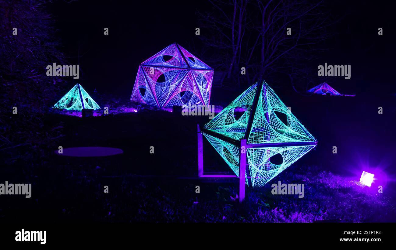 Mainau, Allemagne - 27 décembre 2023 : un jardin de Noël - événement de Noël avec de belles créations lumineuses et illuminations sur l'île de Mainau Banque D'Images Mainau, Allemagne - 27 décembre 2023 : un jardin de Noël - événement de Noël avec de belles créations lumineuses et illuminations sur l'île de Mainau Banque D'Images