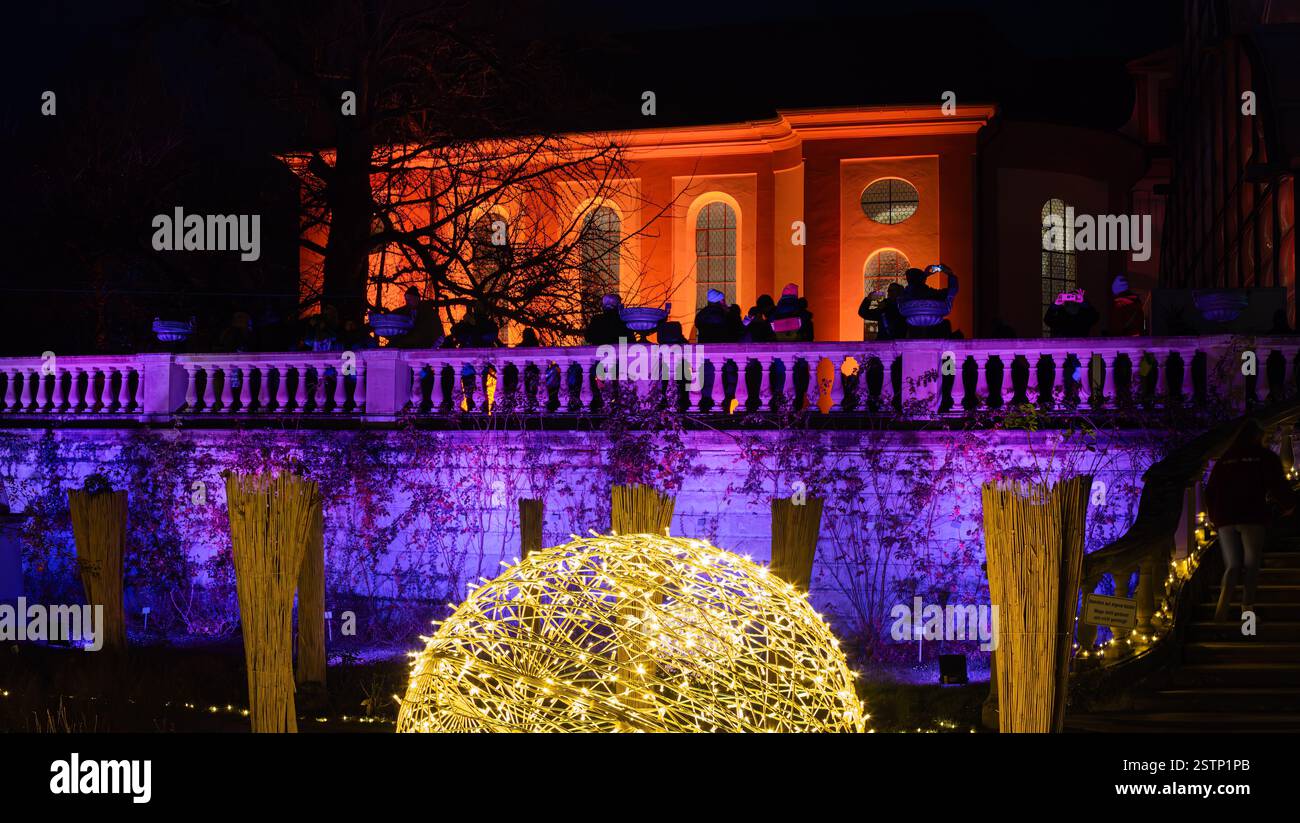 Mainau, Allemagne - 27 décembre 2023 : un jardin de Noël - événement de Noël avec de belles créations lumineuses et illuminations sur l'île de Mainau Banque D'Images Mainau, Allemagne - 27 décembre 2023 : un jardin de Noël - événement de Noël avec de belles créations lumineuses et illuminations sur l'île de Mainau Banque D'Images
