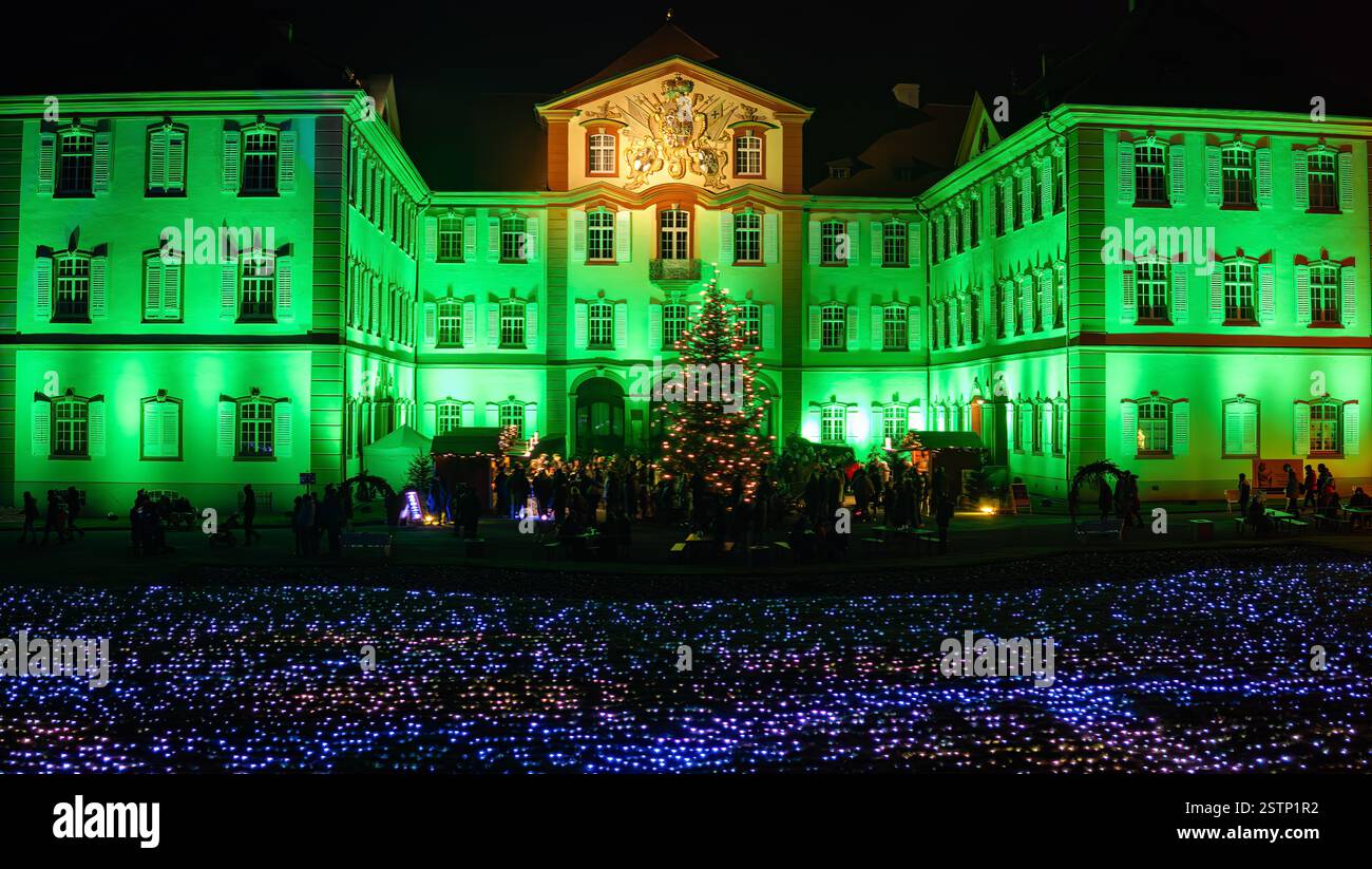 Mainau, Allemagne - 27 décembre 2023 : un jardin de Noël - événement de Noël avec de belles créations lumineuses et illuminations sur l'île de Mainau Banque D'Images Mainau, Allemagne - 27 décembre 2023 : un jardin de Noël - événement de Noël avec de belles créations lumineuses et illuminations sur l'île de Mainau Banque D'Images