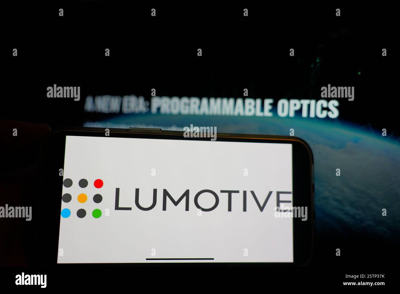 Roosendaal, pays-Bas - 19 février 2025 : un téléphone portable affichant le logo de Lumotive, avec le site Web de l'entreprise en arrière-plan. Banque D'Images