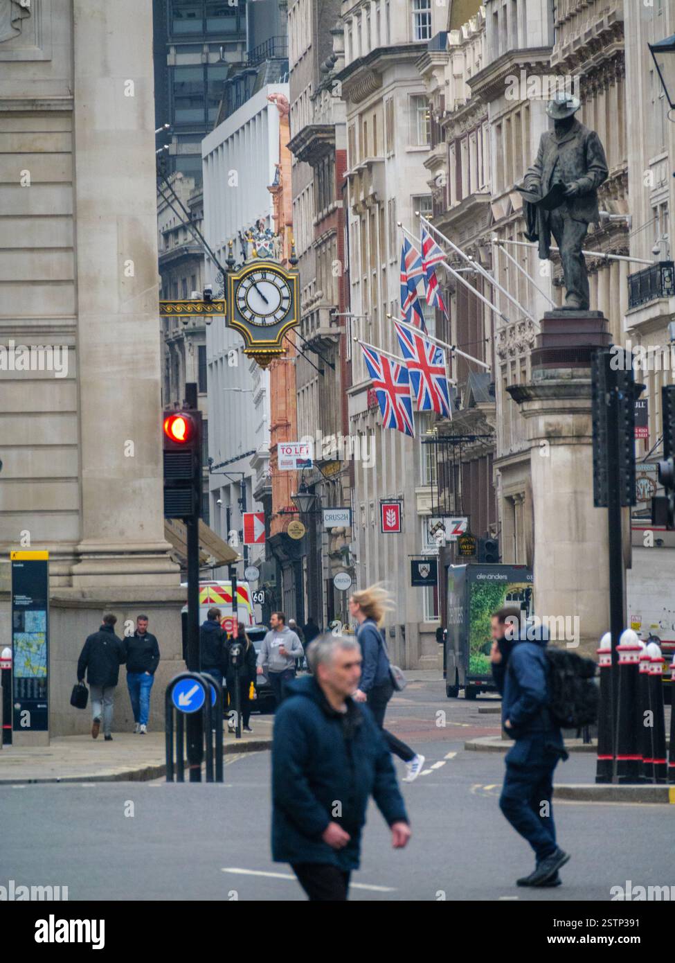 Cornhill une rue de la City de Londres, le centre du quartier financier de Londres, avec Union Jack ou drapeau de l'Union et la statue de James Henry Greathead, conçu par James Butler Banque D'Images