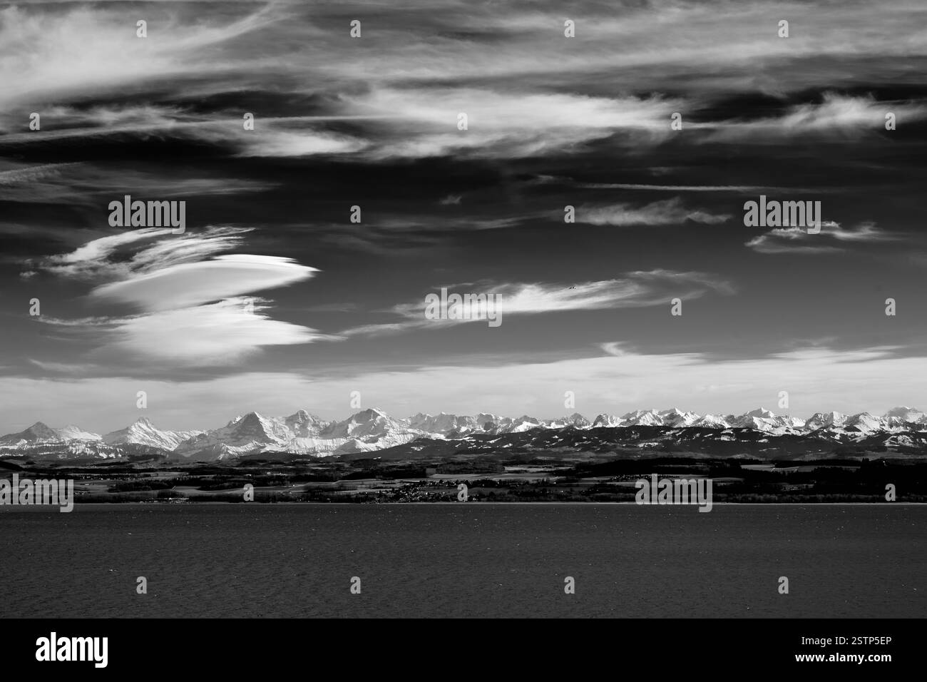 Vue sur les Alpes suisses et en particulier sur la célèbre chaîne de montagnes de la Jungfrau de la ville et du lac de Neuchâtel en Suisse occidentale (Suisse Romande) Banque D'Images