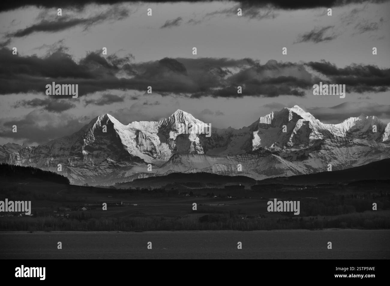 Vue sur les Alpes suisses et en particulier sur la célèbre chaîne de montagnes de la Jungfrau de la ville et du lac de Neuchâtel en Suisse occidentale (Suisse Romande) Banque D'Images