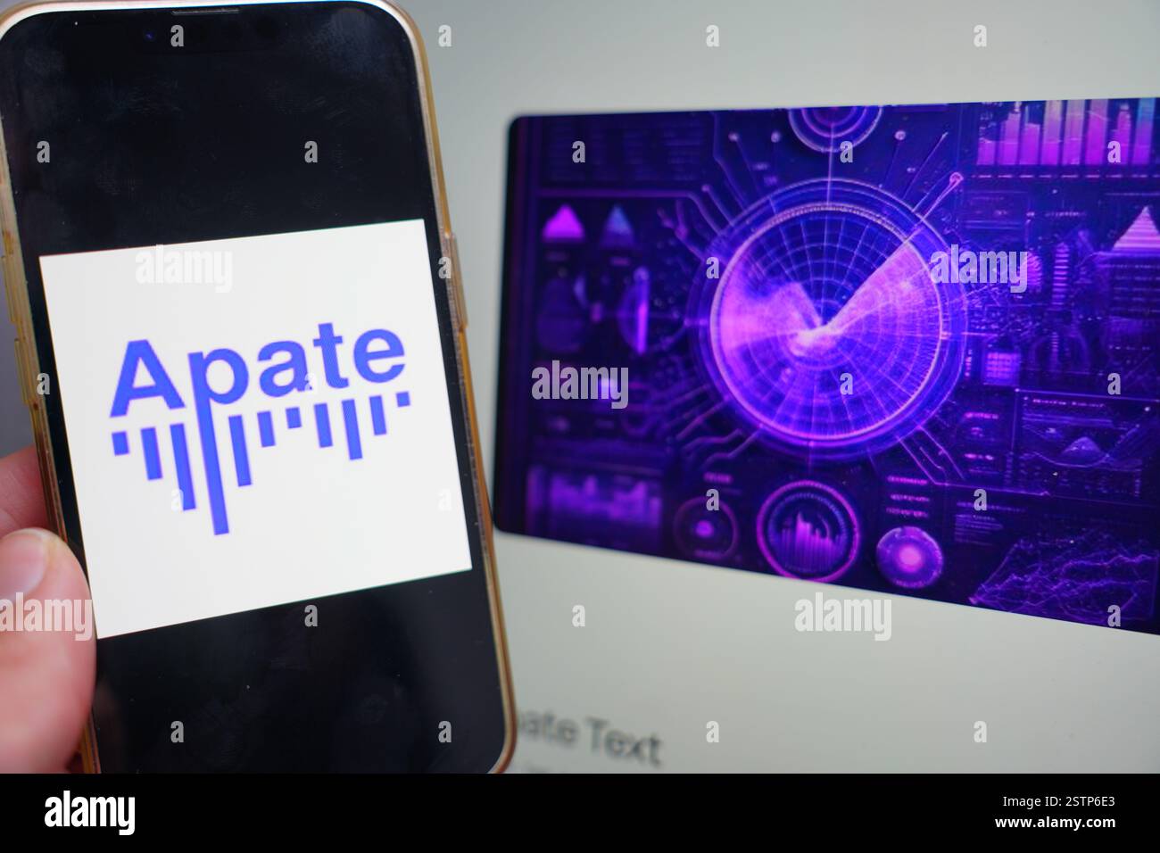 Roosendaal, pays-Bas - 19 février 2025 : un téléphone portable affichant le logo d'Apate, avec le site Web de l'entreprise en arrière-plan. Banque D'Images