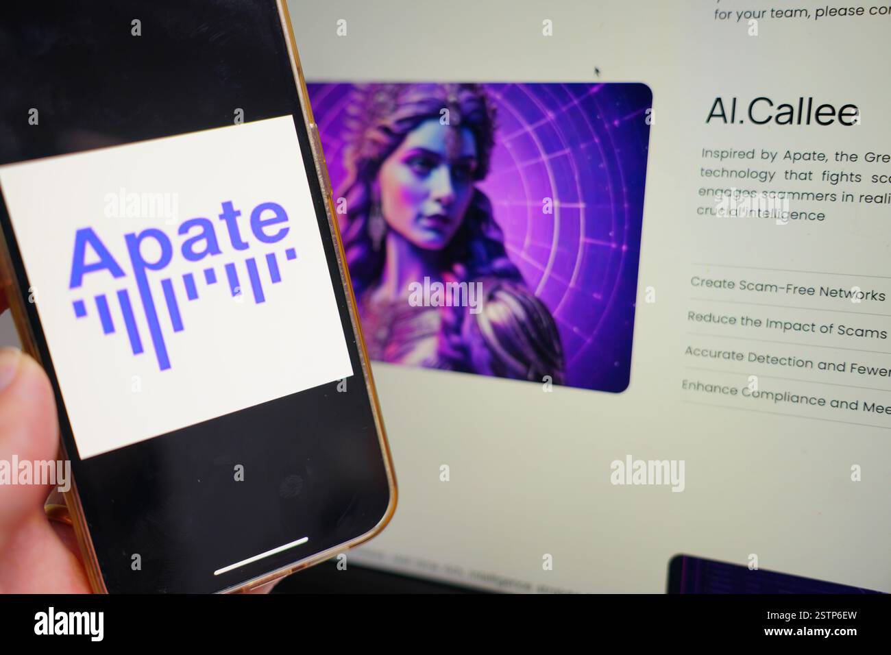 Roosendaal, pays-Bas - 19 février 2025 : un téléphone portable affichant le logo d'Apate, avec le site Web de l'entreprise en arrière-plan. Banque D'Images
