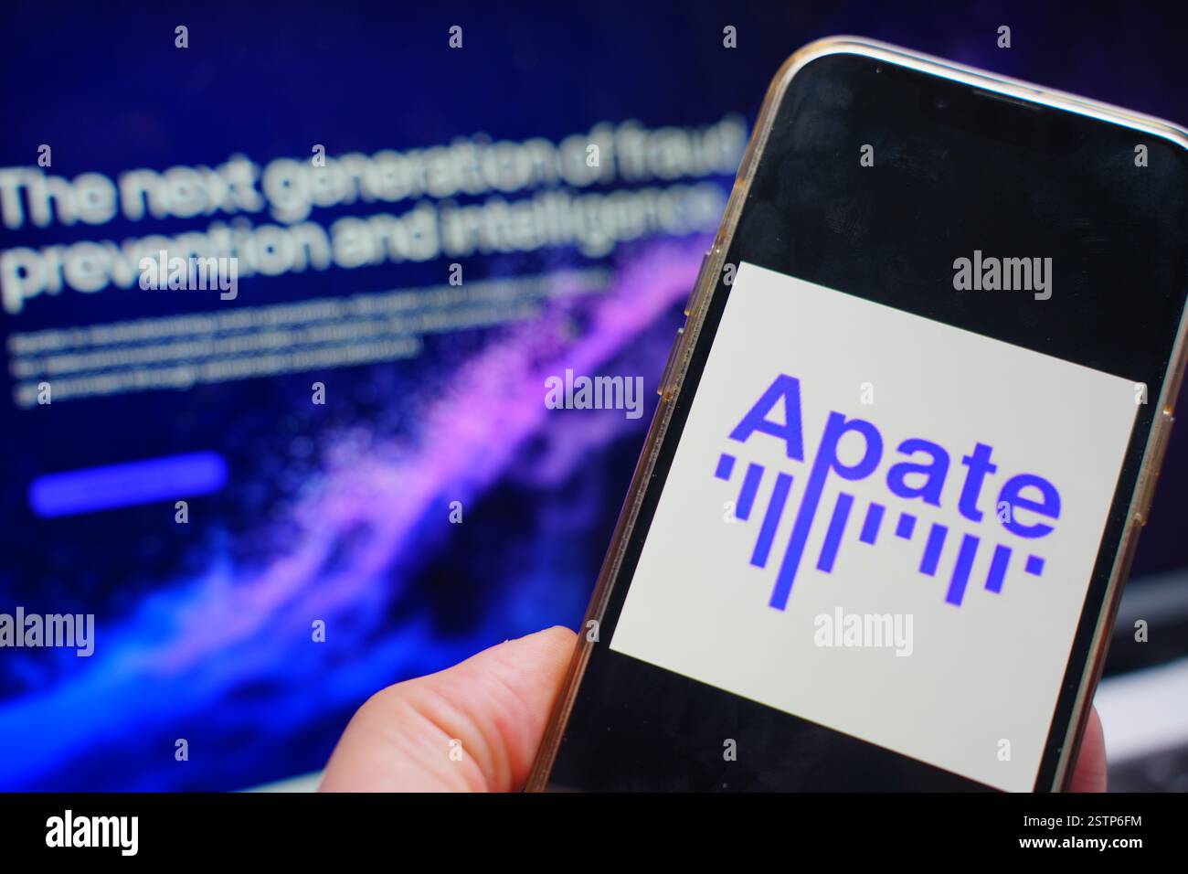 Roosendaal, pays-Bas - 19 février 2025 : un téléphone portable affichant le logo d'Apate, avec le site Web de l'entreprise en arrière-plan. Banque D'Images
