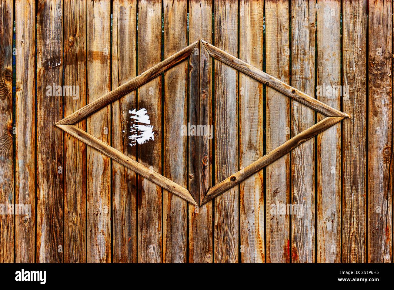 Clôture rurale en bois avec deux triangles décoratifs Banque D'Images