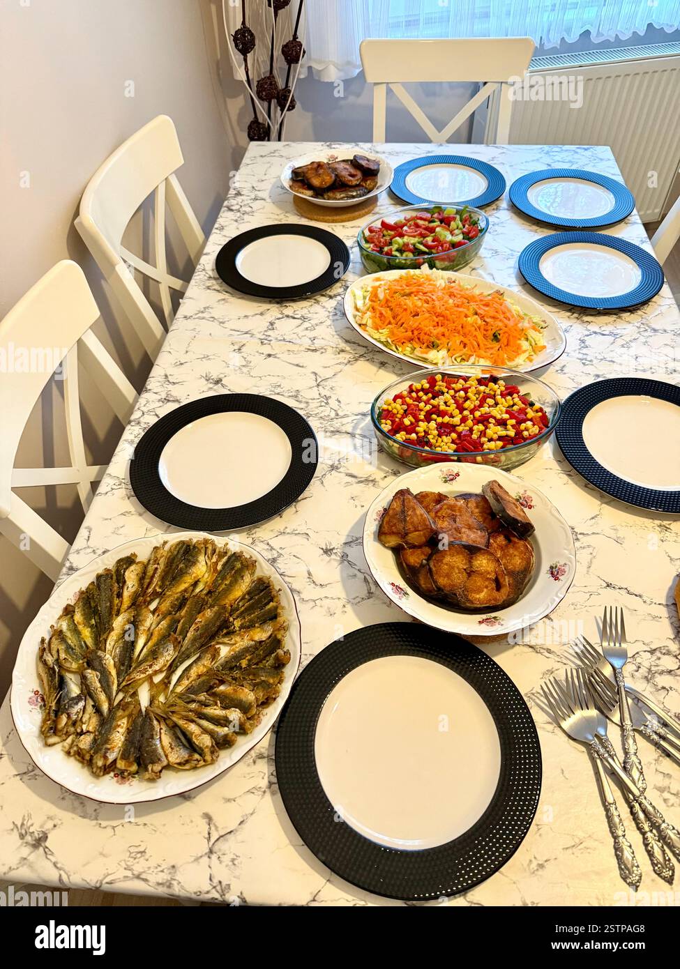 La grande famille a un dîner avec du poisson frais bonito palamut et anchois istavrit salade cuit repas sur table prêt à manger Banque D'Images