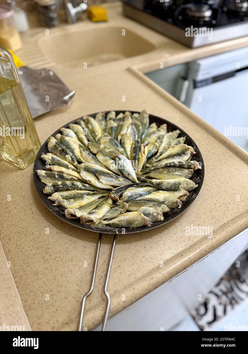 Maquereau frit maison istavrit ou hamsi tava d'anchois Banque D'Images