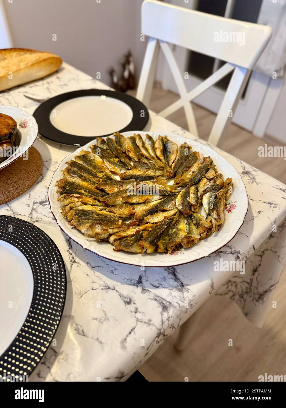 Maquereau frit maison istavrit ou hamsi tava d'anchois Banque D'Images
