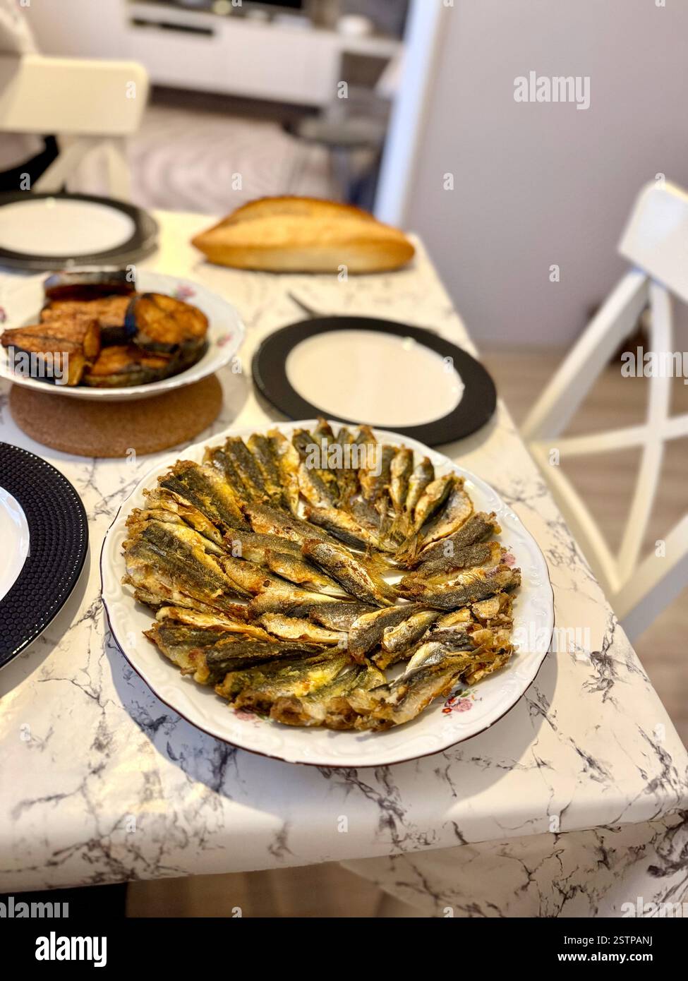 Maquereau frit maison istavrit ou hamsi tava d'anchois Banque D'Images