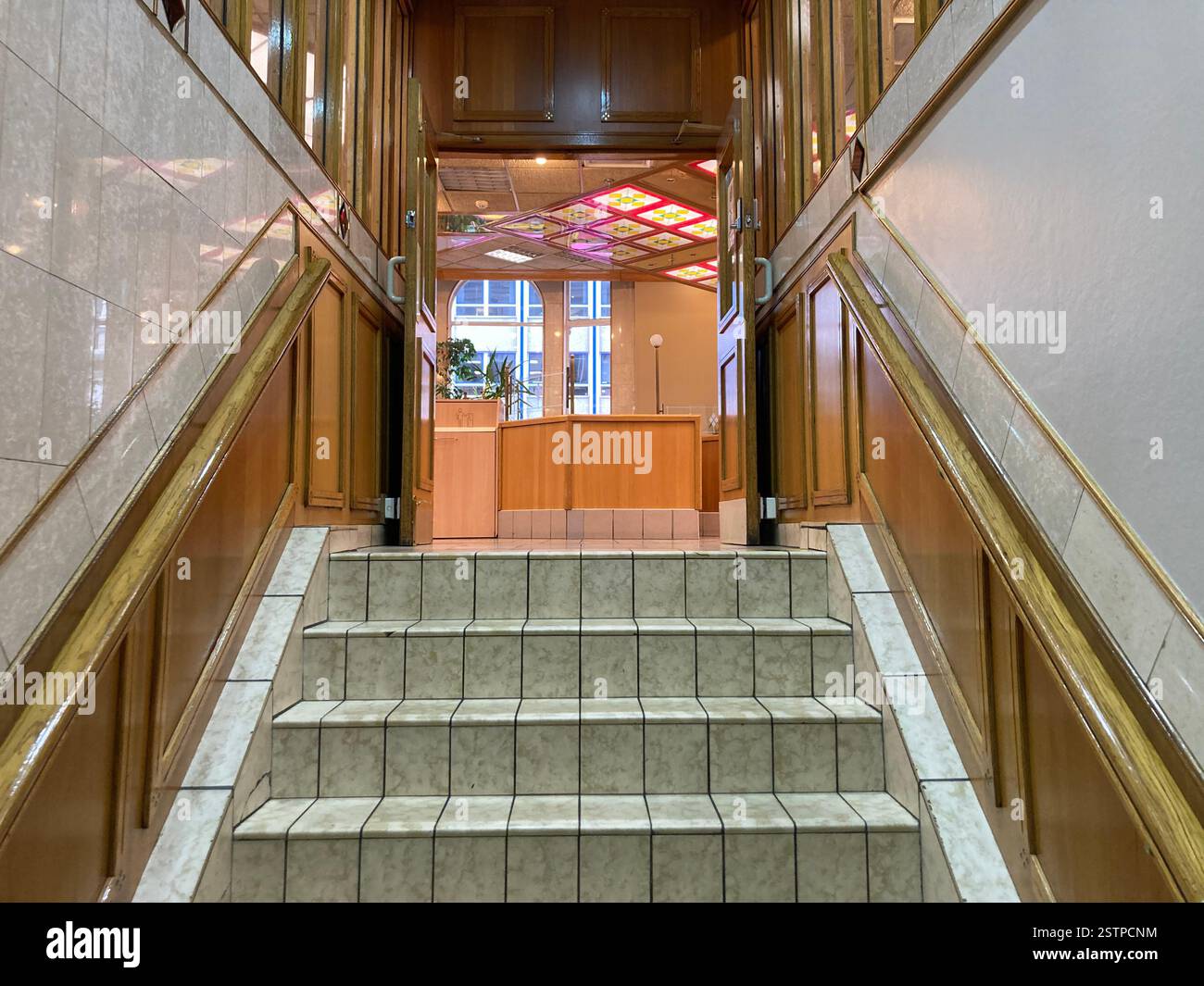 Burger King à Donegall place qui a conservé l'intérieur original des années 1980 jusqu'à sa fermeture en 2022. Belfast, Irlande du Nord, Royaume-Uni. - Image de stock capturée avec un smartphone