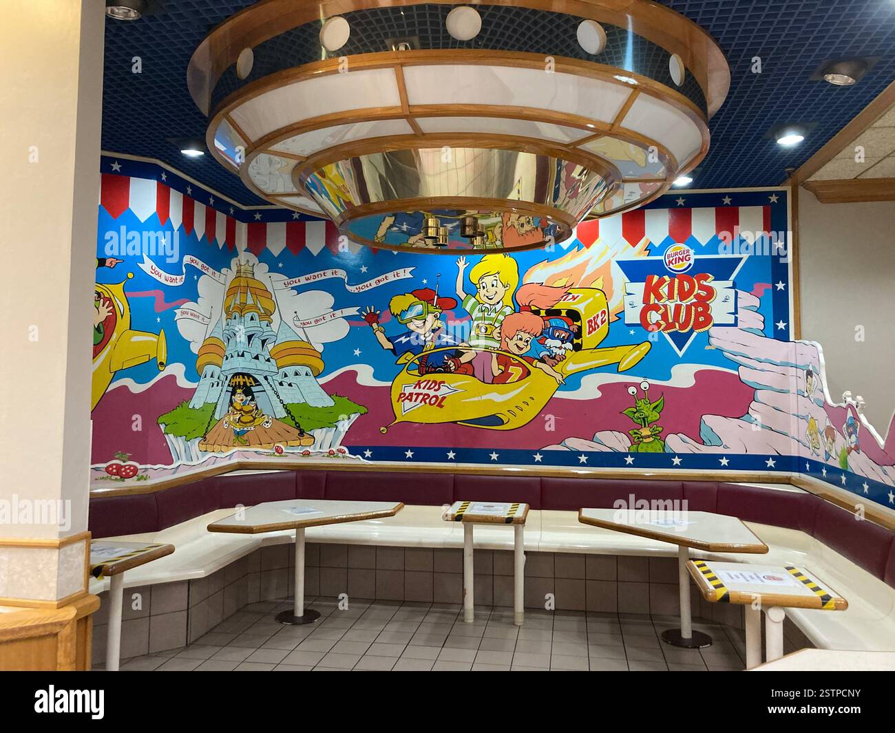 Burger King à Donegall place qui a conservé l'intérieur original des années 1980 jusqu'à sa fermeture en 2022. Belfast, Irlande du Nord, Royaume-Uni. - Image de stock capturée avec un smartphone