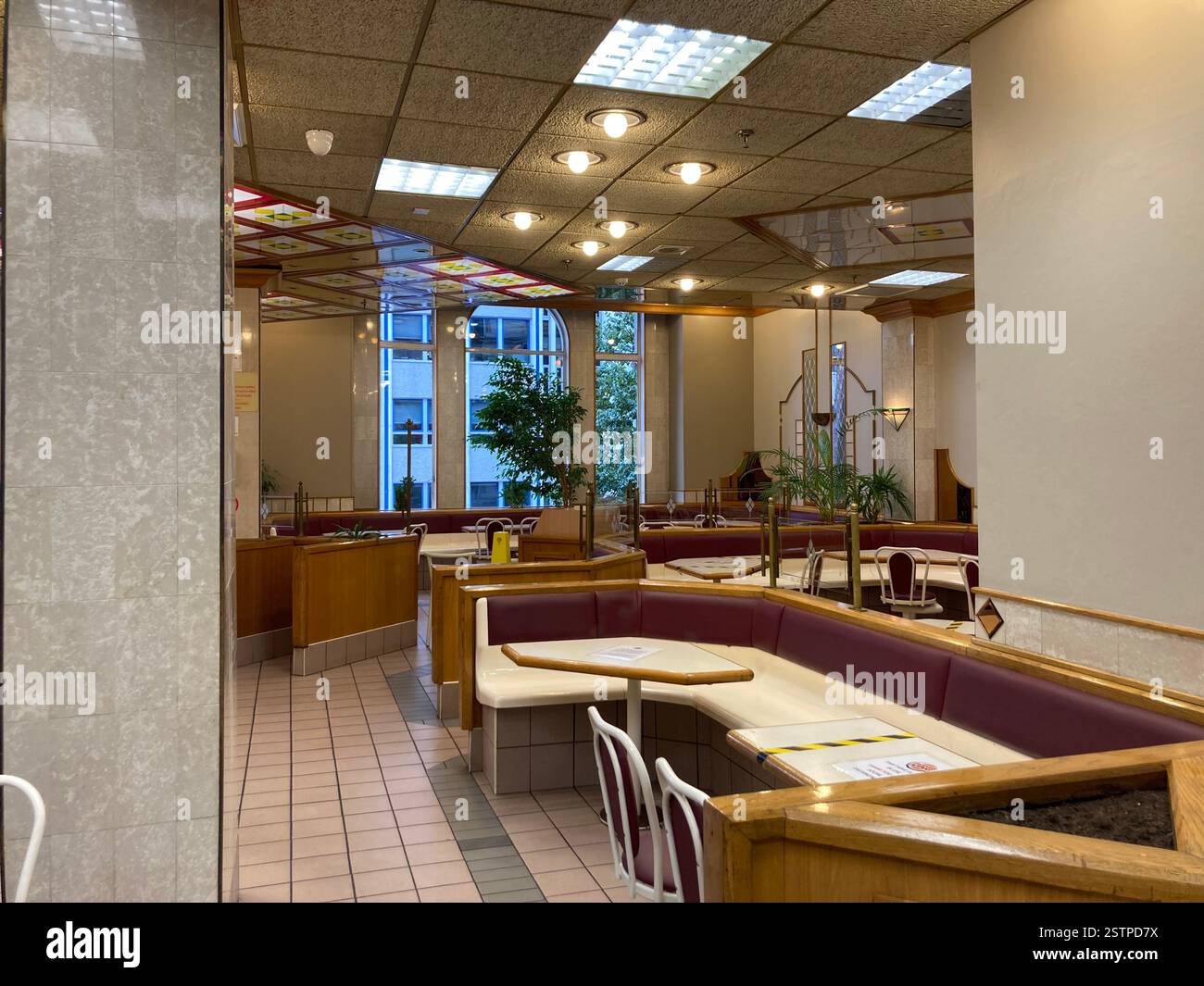 Burger King à Donegall place qui a conservé l'intérieur original des années 1980 jusqu'à sa fermeture en 2022. Belfast, Irlande du Nord, Royaume-Uni. - Image de stock capturée avec un smartphone