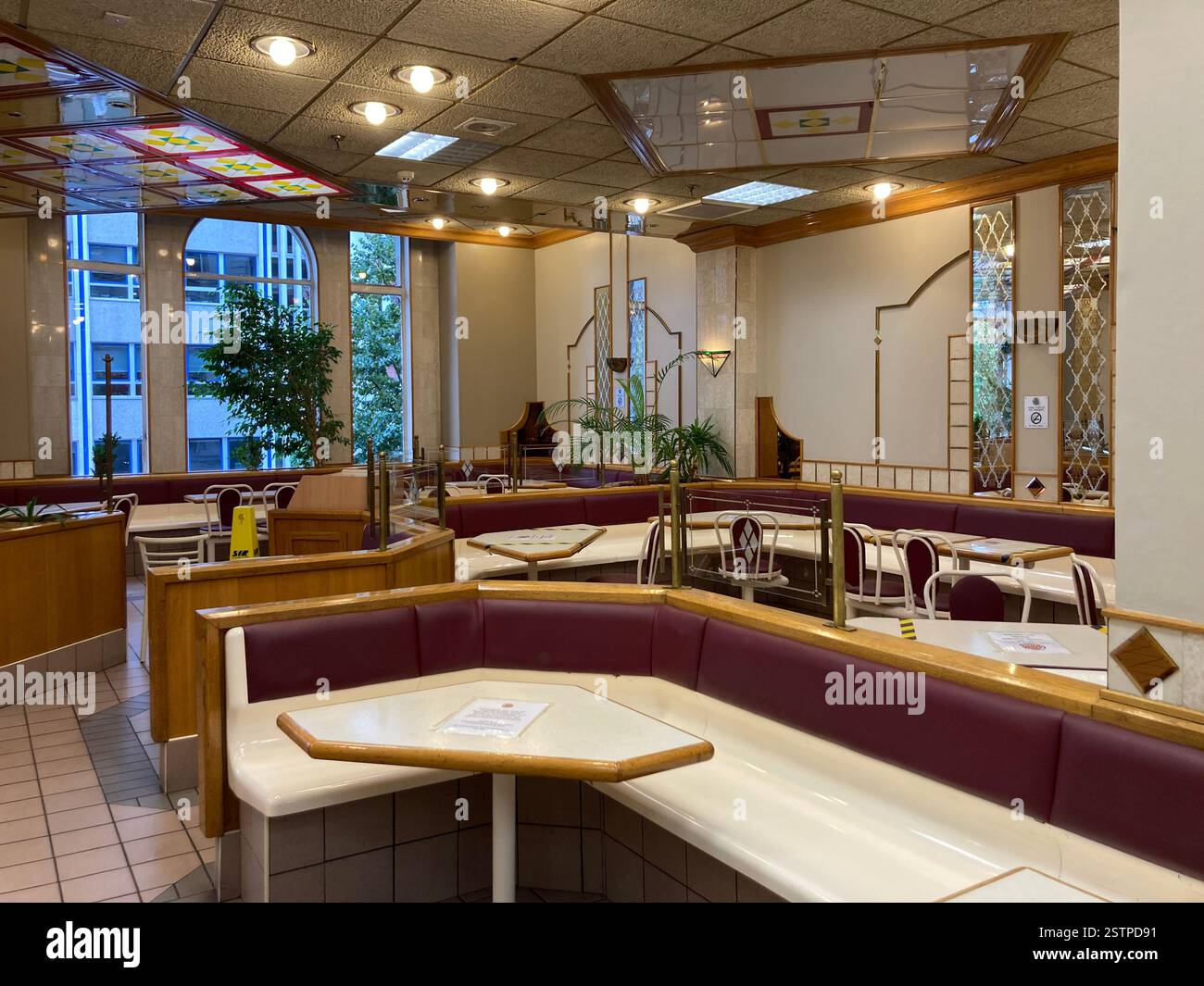 Burger King à Donegall place qui a conservé l'intérieur original des années 1980 jusqu'à sa fermeture en 2022. Belfast, Irlande du Nord, Royaume-Uni. - Image de stock capturée avec un smartphone