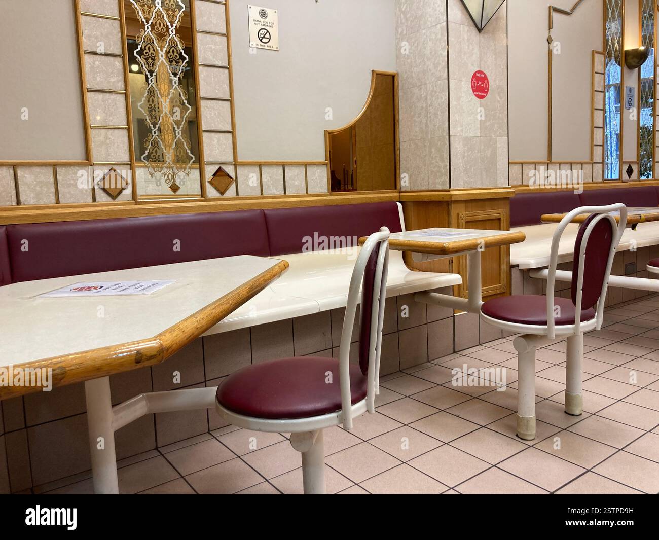 Burger King à Donegall place qui a conservé l'intérieur original des années 1980 jusqu'à sa fermeture en 2022. Belfast, Irlande du Nord, Royaume-Uni. - Image de stock capturée avec un smartphone