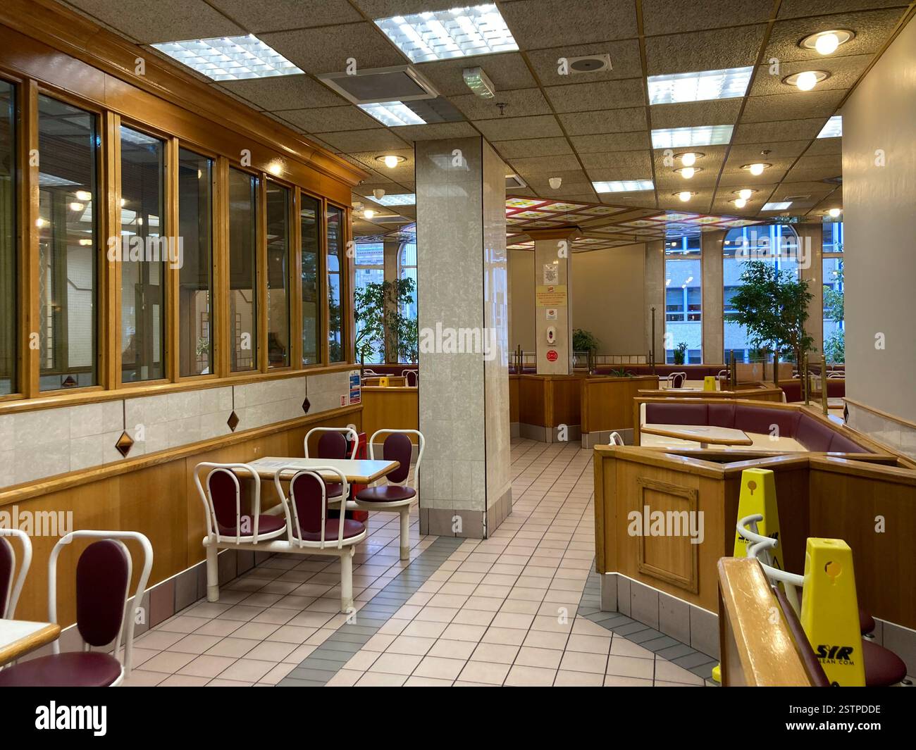 Burger King à Donegall place qui a conservé l'intérieur original des années 1980 jusqu'à sa fermeture en 2022. Belfast, Irlande du Nord, Royaume-Uni. - Image de stock capturée avec un smartphone