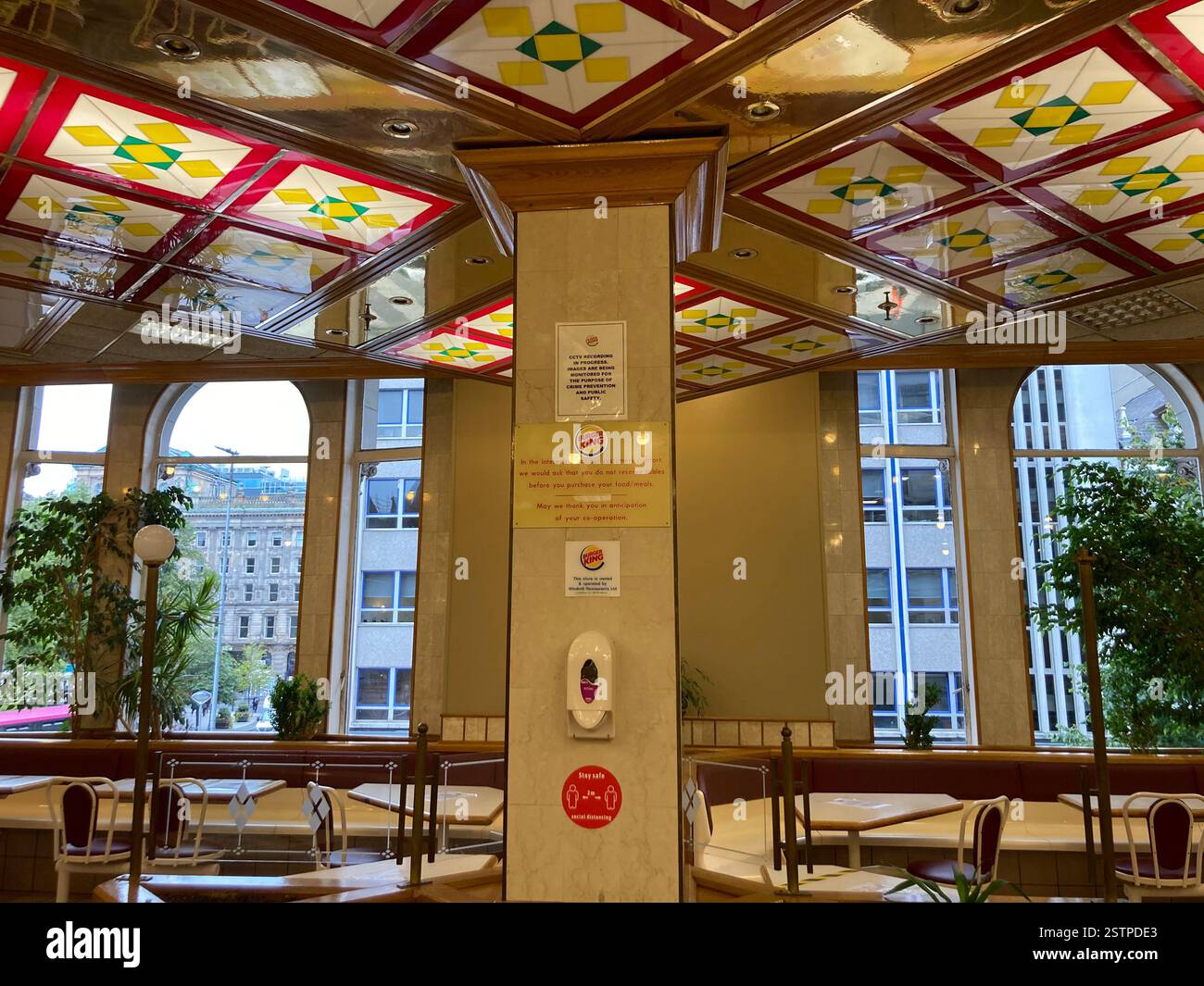 Burger King à Donegall place qui a conservé l'intérieur original des années 1980 jusqu'à sa fermeture en 2022. Belfast, Irlande du Nord, Royaume-Uni. - Image de stock capturée avec un smartphone