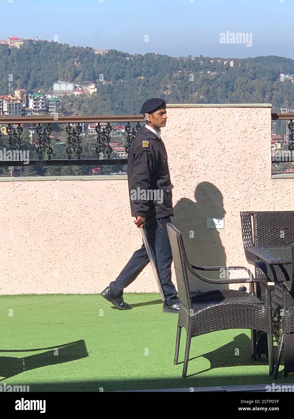Shimla India Guard Hotel place montagnes Himalaya Himalaya vaste grande neige temps d'été Cap chapeau bâton uniforme militaire baie robe élégante - Image de stock capturée avec un smartphone