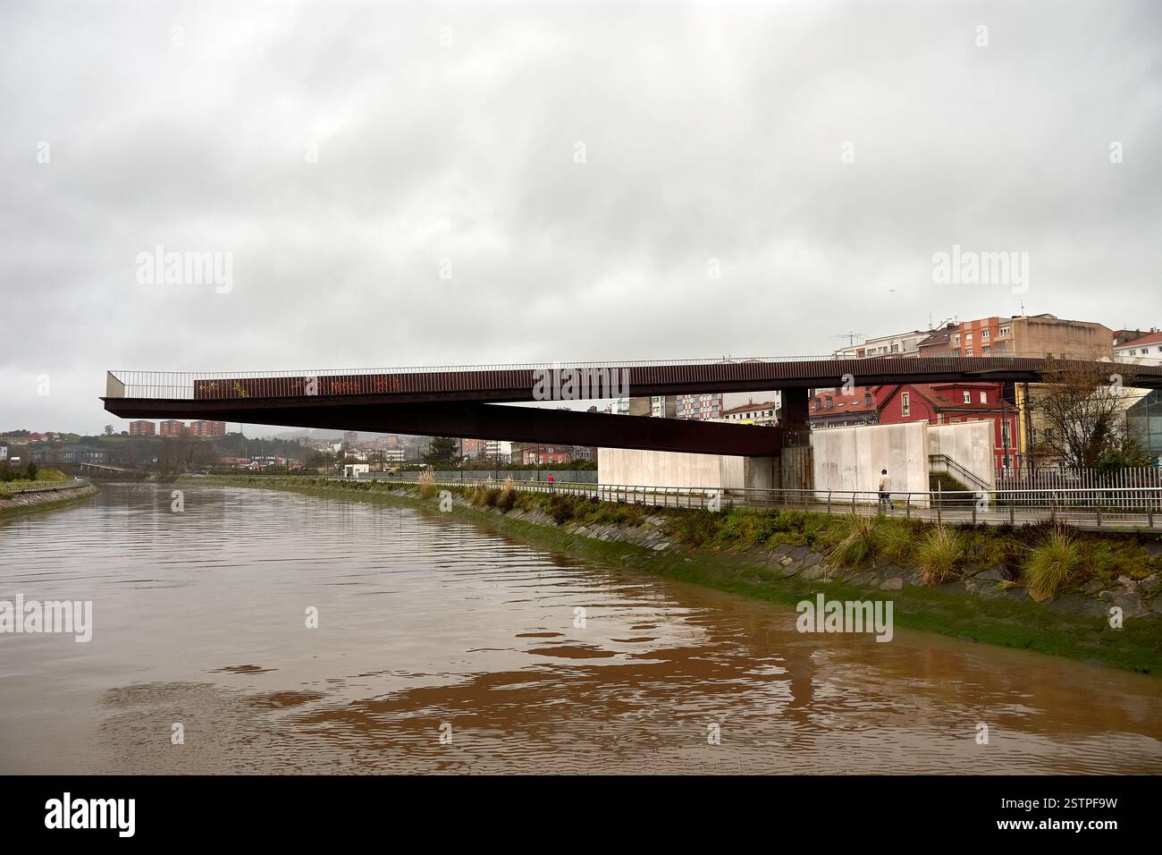 Le pont de la Grapa est une passerelle piétonne moderne reliant la ville d'Avilés, dans les Asturies, en Espagne, au célèbre Niemeyer Center. Avec son élégant et con Banque D'Images