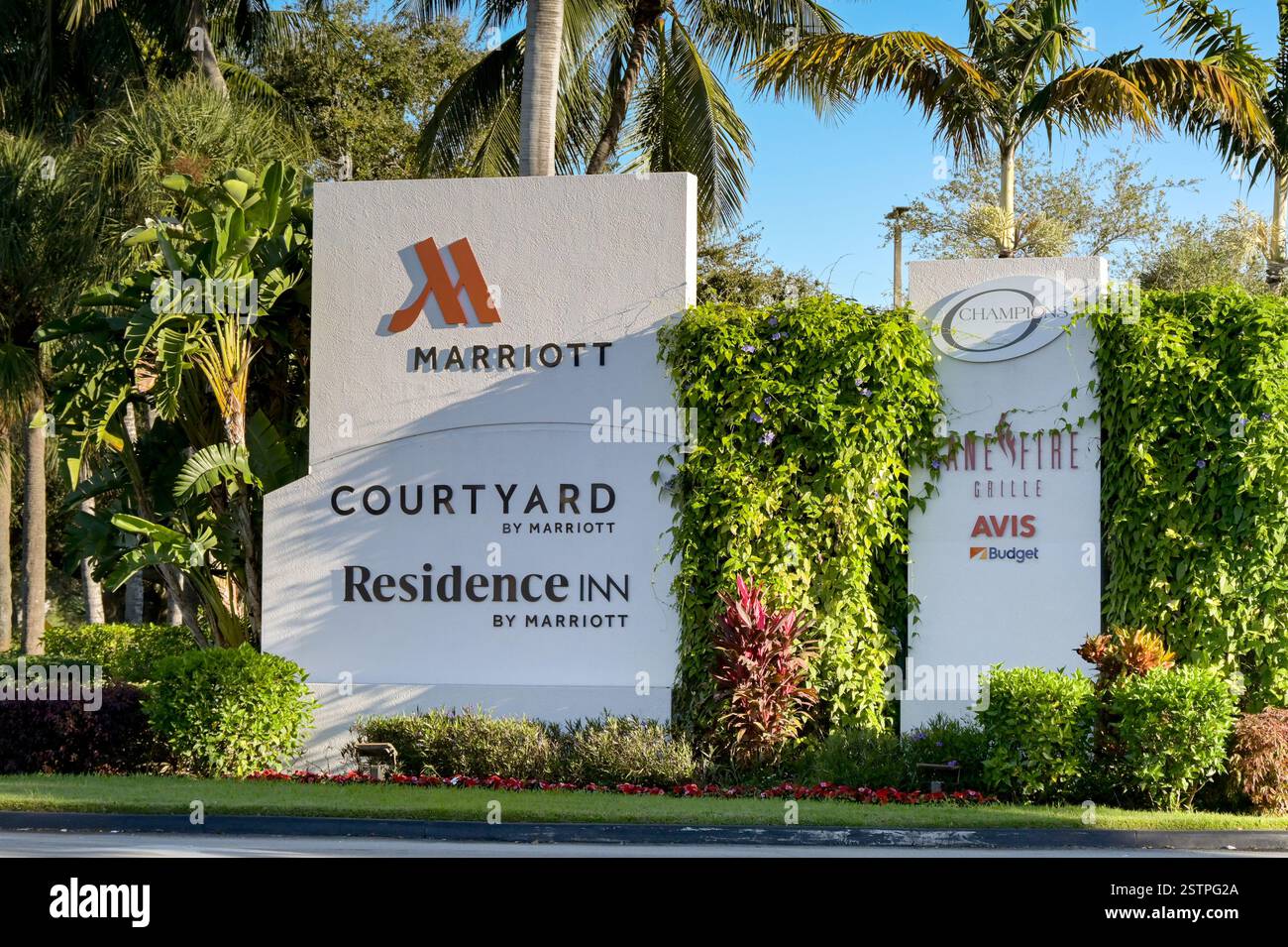 Miami, Floride, États-Unis - 4 janvier 2025 : panneaux à l'entrée d'un complexe hôtelier à Miami Airport South avec Marriott, Courtyard et Residence Inn Banque D'Images