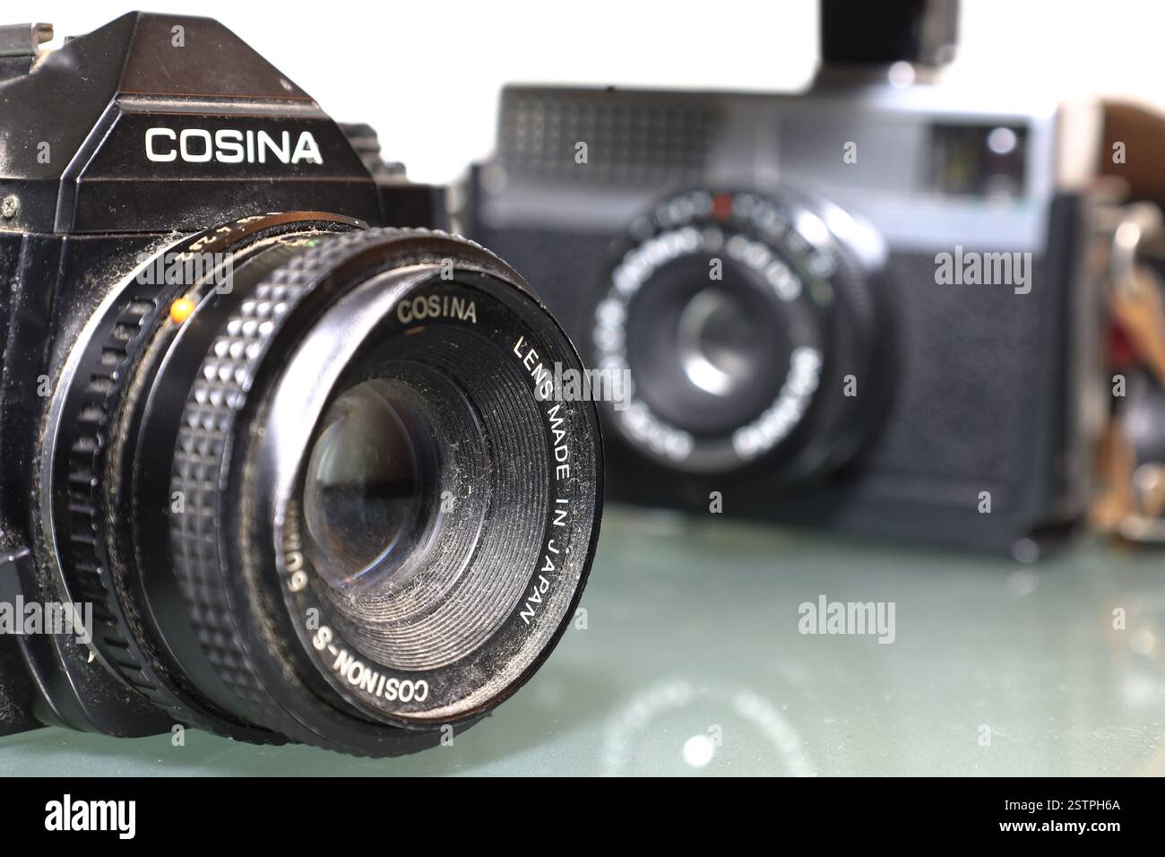 Athènes, Grèce - 18 février 2025 - deux caméras de film vintage avec de la poussière, des rayures et des détails usés. Banque D'Images