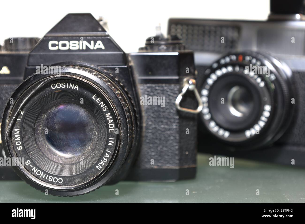 Athènes, Grèce - 18 février 2025 - deux caméras de film vintage avec de la poussière, des rayures et des détails usés. Banque D'Images