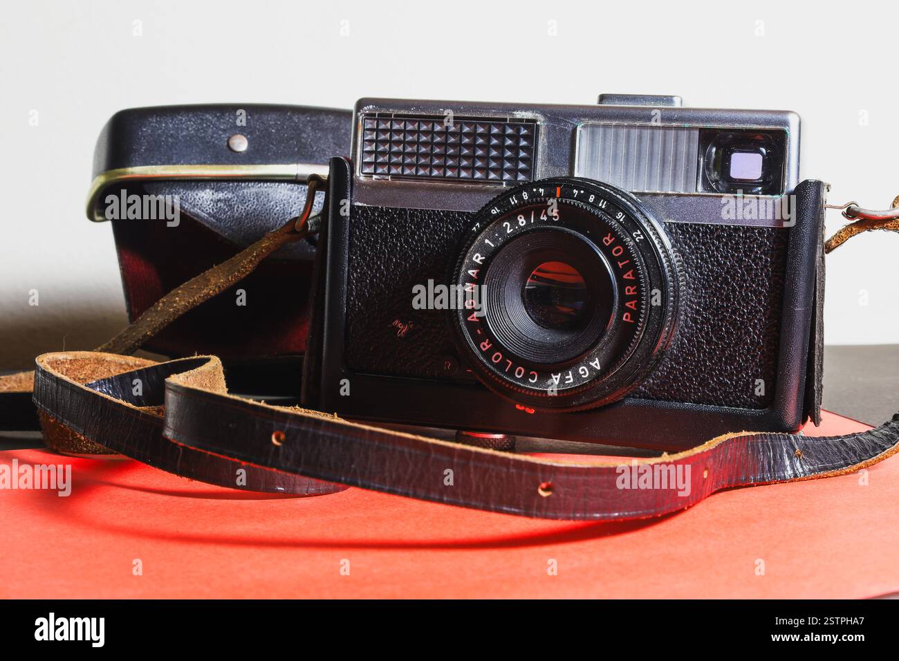 Athènes, Grèce - 17 février 2025- appareil photo vintage avec bracelet en cuir et étui de protection Banque D'Images