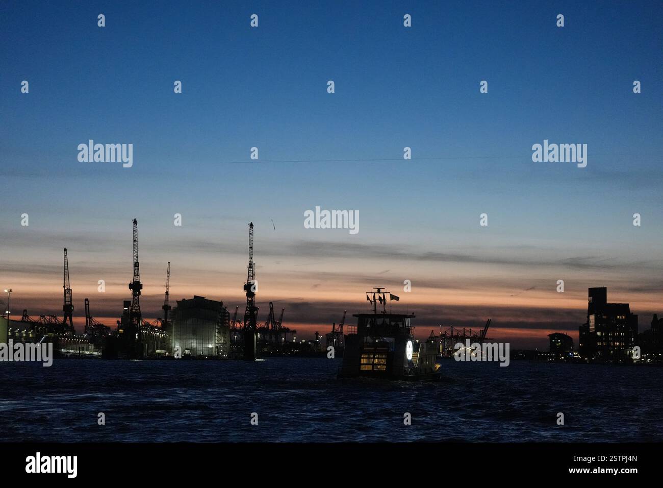 Hambourg, Allemagne. 19 février 2025. Un ferry portuaire HVV circule sur l'Elbe en passant par le port de Hambourg. Crédit : Marcus Brandt/dpa/Alamy Live News Banque D'Images