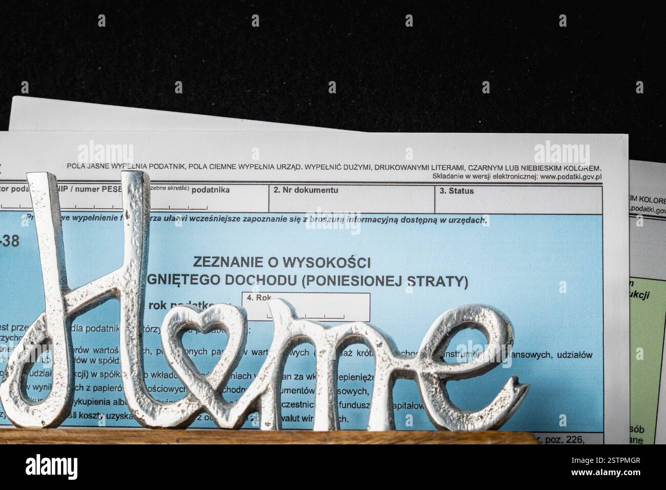 Des formulaires détaillés de taxe FISCALE polonaise sont présentés sur un tableau, soulignant l'importance de la planification financière et de la préparation fiscale pour les citoyens. Banque D'Images